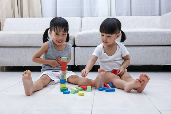 Feliz asiática china hermanitas jugando bloques en el suelo — Foto de Stock