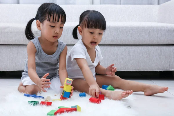 Asian Chinese little sisters playing blocks on the floor — Stock Photo, Image