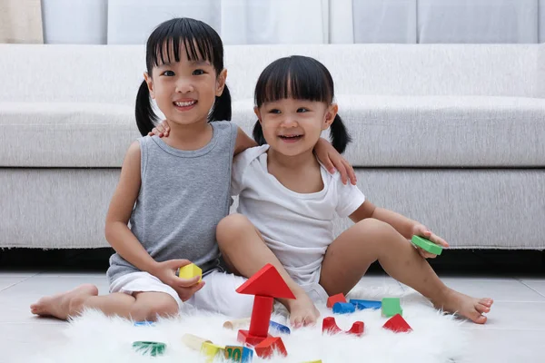 Feliz asiática china hermanitas jugando bloques en el suelo — Foto de Stock