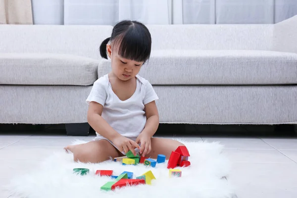 Asiática china niña jugando bloques en el suelo — Foto de Stock