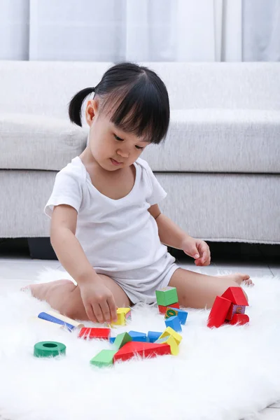 亚洲的中国小女孩在地板上玩积木 — 图库照片