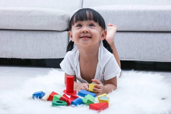 Gelukkig Aziatische Chinese meisje blokken spelen op de verdieping — Stockfoto