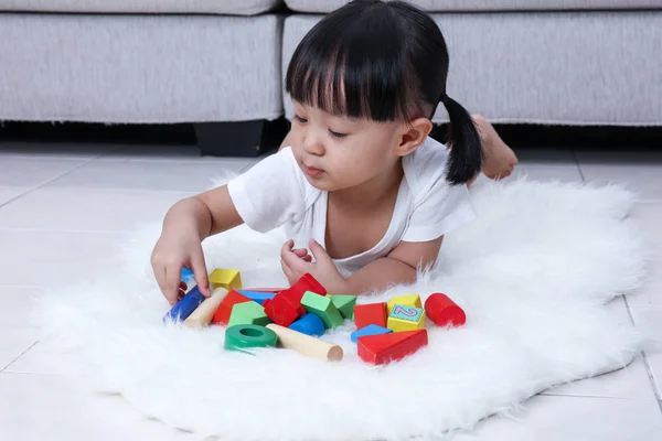 Asiatiska kinesiska liten flicka spela block på golvet — Stockfoto