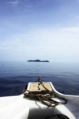 Bir adaya giden bir tekne