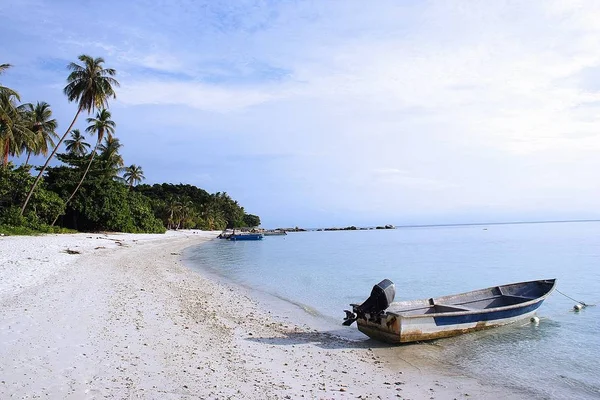 Un barco en la playa — Foto de Stock