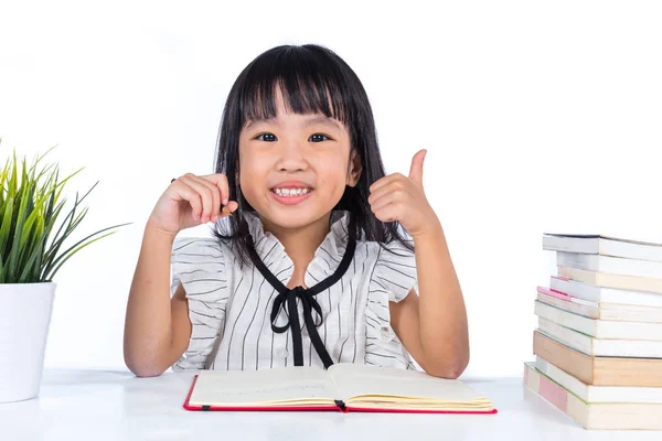 快乐亚洲汉语阅读用的小办公室女士竖起大拇指 — 图库照片