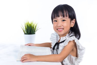 Asya Çin küçük ofis Bayan okuma kitabı gülümseyen