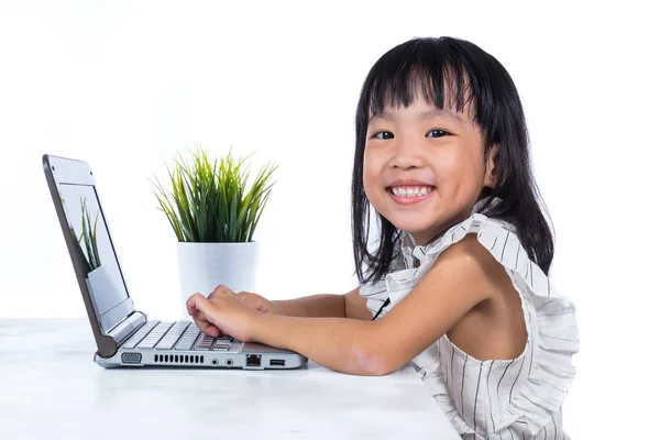 Sonriente asiático chino poco oficina dama usando laptop — Foto de Stock