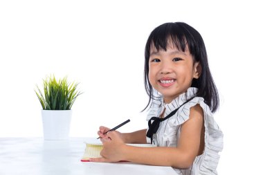 Asya Çin küçük ofis Bayan yazma kitap gülümseyen