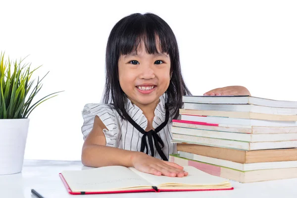 Uśmiechający się azjatycki chiński trochę Biuro pani czytania książki — Zdjęcie stockowe