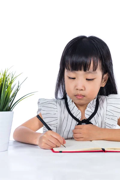 Asiatische chinesische kleine Bürodame schreibt Buch auf dem Schreibtisch — Stockfoto