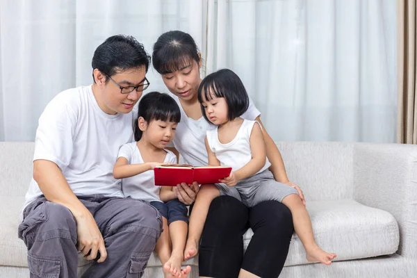 Aziatische Chinese ouders en dochters lezen boek op de Bank — Stockfoto