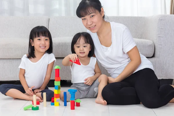 Азіатський китайський мати і дочка гра блоків на поверсі — стокове фото
