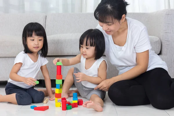 Asiática china madre e hija jugando bloques en el suelo — Foto de Stock