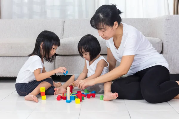 Asiática china madre e hija jugando bloques en el suelo —  Fotos de Stock