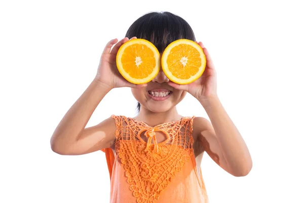 Feliz asiática china niña usando naranja como gafas — Foto de Stock