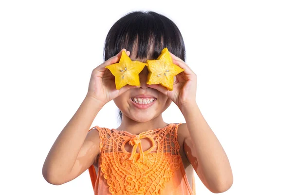 Feliz asiática china niña usando starfruit como gafas — Foto de Stock