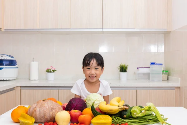 Счастливая азиатская китайская маленькая девочка с фруктами и фруктами — стоковое фото