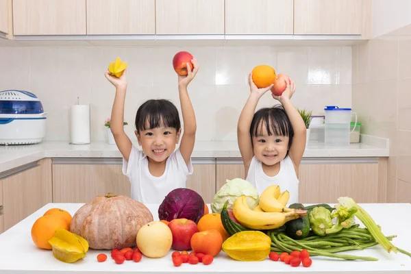 Feliz asiática china hermanitas con frutas y verduras — Foto de Stock