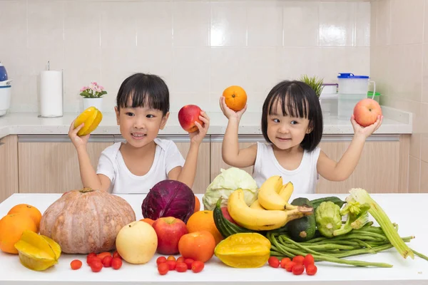 Feliz asiática china hermanitas con frutas y verduras — Foto de Stock