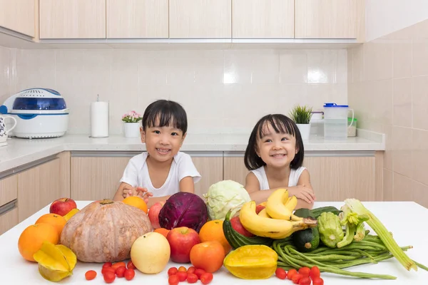 Happy Asian Chinese little sisters with fruit and vegetable — Stock Photo, Image