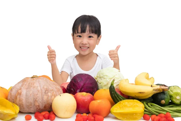 Asiática china niña pulgares arriba con frutas y verduras — Foto de Stock