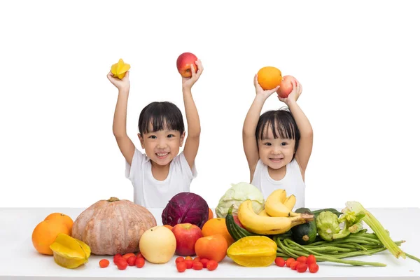Feliz asiática china hermanitas con frutas y verduras — Foto de Stock