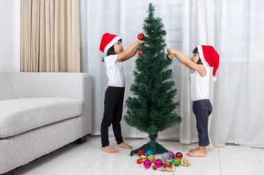 Asyalı Çinli küçük kız Noel ağacı ev dekorasyon