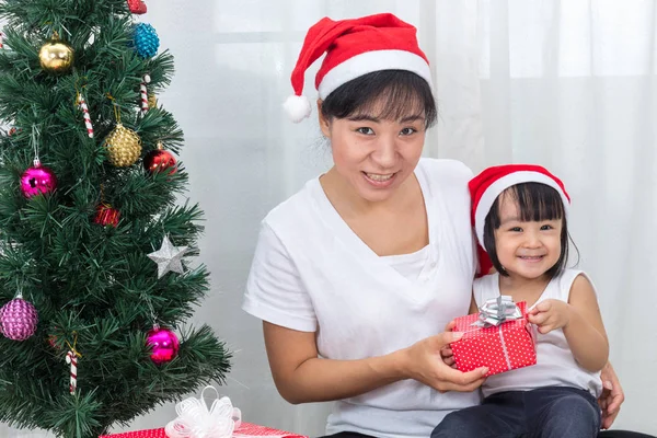 Азіатські китайський мати і дочка, що сидить поруч з Різдвяна ялинка — стокове фото