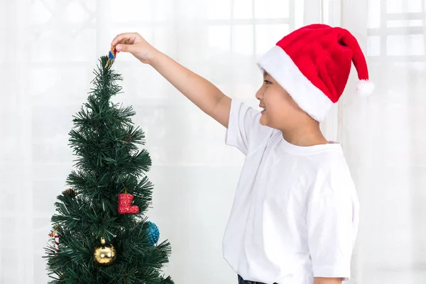 Asiatique chinois petit garçon décoration arbre de Noël à la maison — Photo