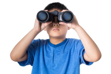 Asyalı Çinli küçük çocuk dürbün izole backgrou holding