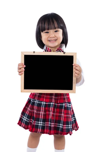 Szczęśliwy azjatycki chiński student dziewczynka gospodarstwa chalkboard — Zdjęcie stockowe