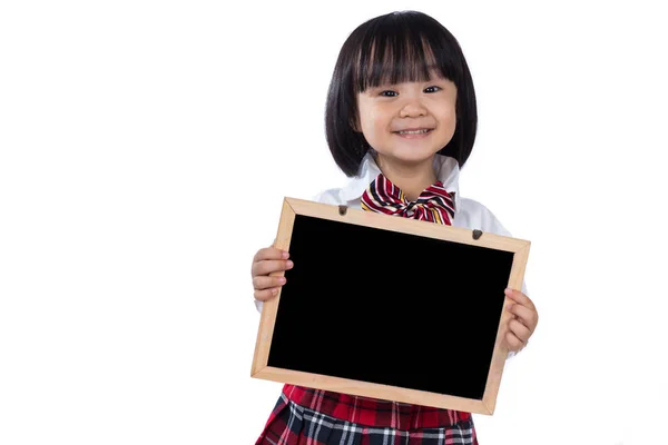 Szczęśliwy azjatycki chiński student dziewczynka gospodarstwa chalkboard — Zdjęcie stockowe
