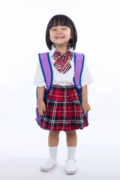亚洲中国的小女孩，穿着学生制服和书包 — 图库照片