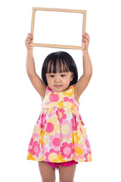 Asyalı Çinli küçük kız boş beyaz tahta holding — Stok fotoğraf