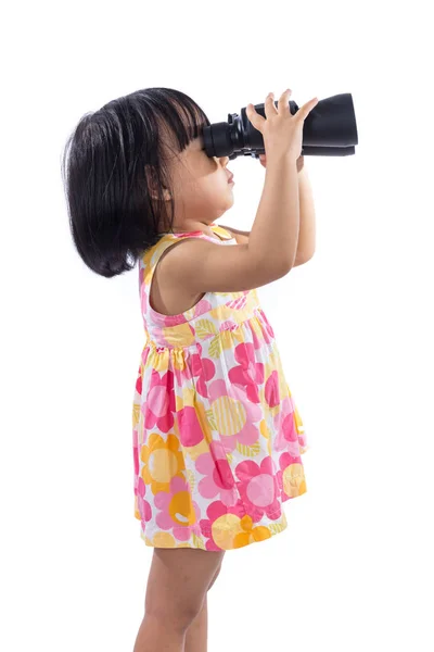 Азиатская маленькая девочка держит бинокль — стоковое фото