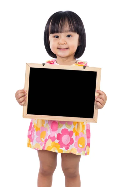 Aziatische Chinese meisje bedrijf leeg schoolbord — Stockfoto