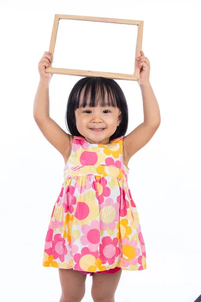 Asiático chinês menina segurando branco quadro branco — Fotografia de Stock