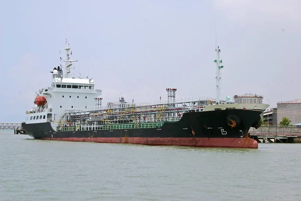 Ship at the port — Stock Photo, Image