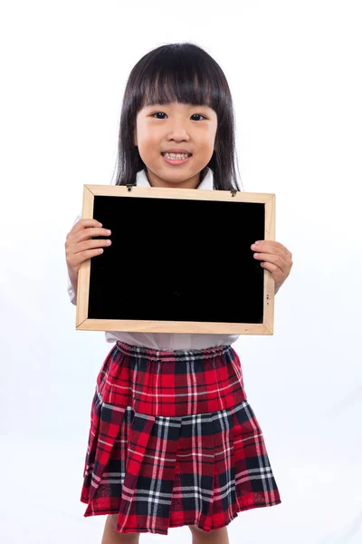 Счастливая азиатская китайская девочка с доской в руках — стоковое фото