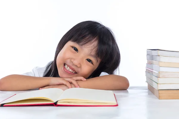 Lächelnd asiatisch chinesisch klein mädchen lesen buch — Stockfoto