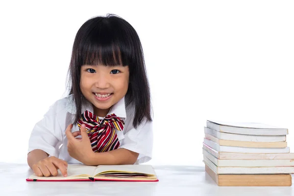 Happy Asijská Čínská holčička čtení knihy — Stock fotografie