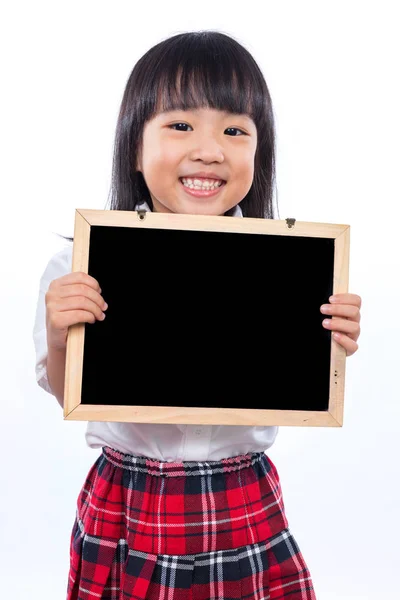 Ευτυχισμένος Ασιατική Κινέζικη κοριτσάκι που κρατάει μαυροπίνακα — Φωτογραφία Αρχείου