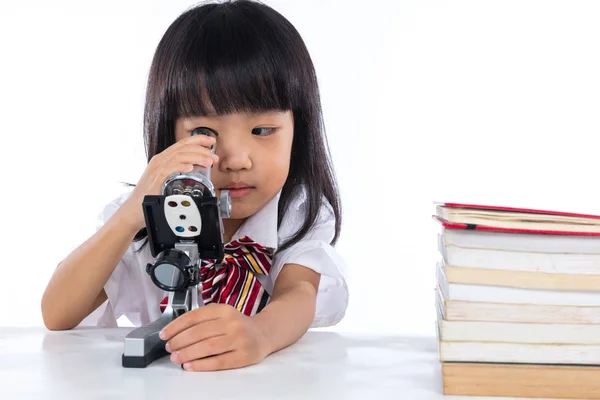 Азіатський китайський дівчинка дивиться через мікроскоп — стокове фото