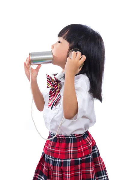 Asyalı Çinli küçük kız Retro teneke oynarken arayabilirsiniz — Stok fotoğraf