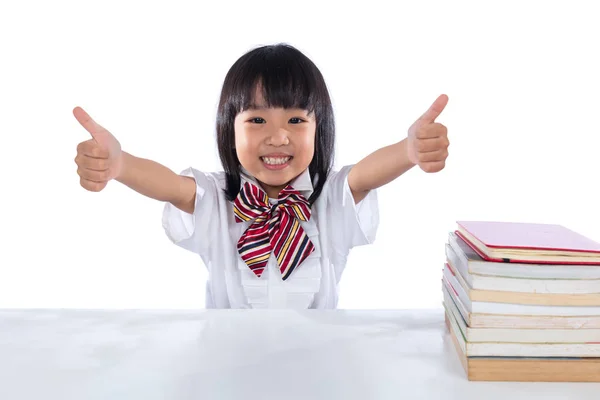 Asiatische chinesische kleines Mädchen zeigt Daumen nach oben mit Bücher — Stockfoto