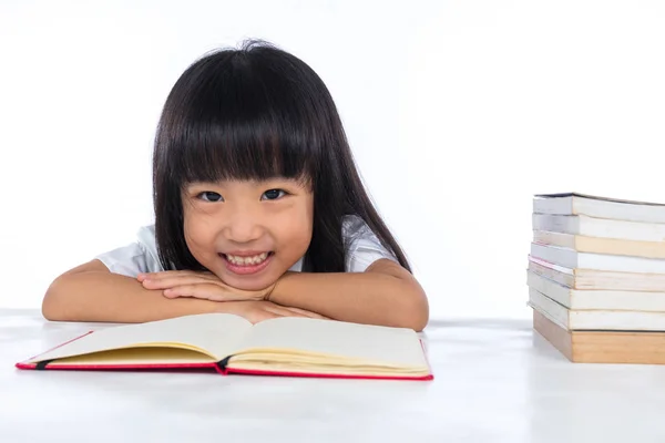 Lächelnd asiatisch chinesisch klein mädchen lesen buch — Stockfoto