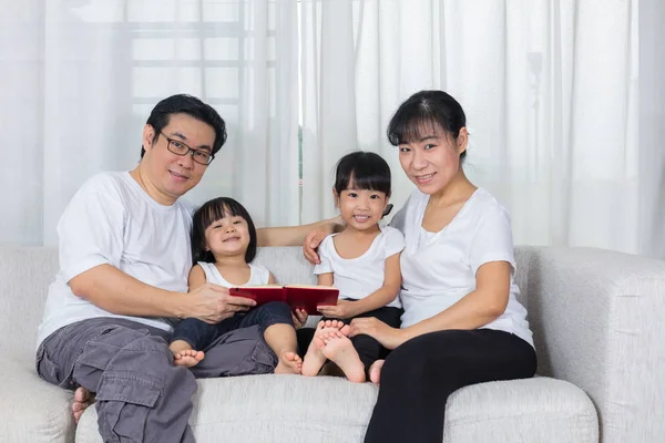 Veel Aziatische Chinese familie leesplezier boek op de Bank — Stockfoto