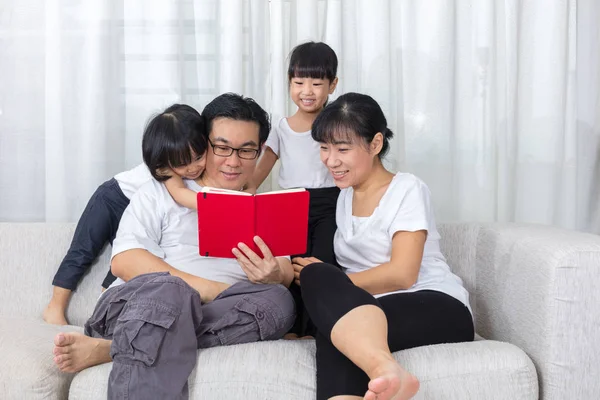 Veel Aziatische Chinese familie leesplezier boek op de Bank — Stockfoto
