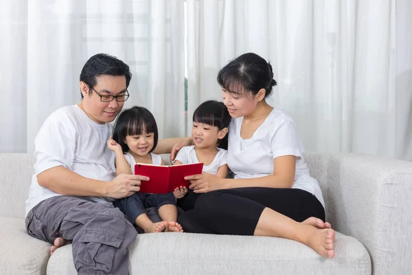 Veel Aziatische Chinese familie leesplezier boek op de Bank — Stockfoto